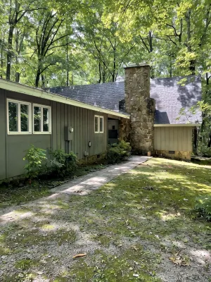 Secluded 2 Bedroom Retreat w/great family room on Sewanee Campus - Wifi