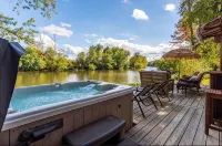 Welcome to The Boathouse! Waterfront/Boats/Hot tub - Wifi