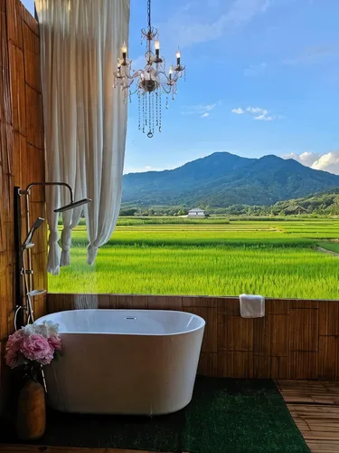 รูปภาพของเคียงข้างเขา ปัว-สกาด