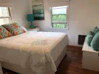 Bright airy Fair Harbor home with ocean views steps from the soft sandy beach - 무료 와이파이