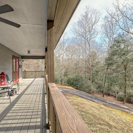 Beary’s Den where Chic meets Country in this Cozy Cabin