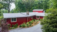 The Red House: Panoramic Views and Walk to Town - con encanto