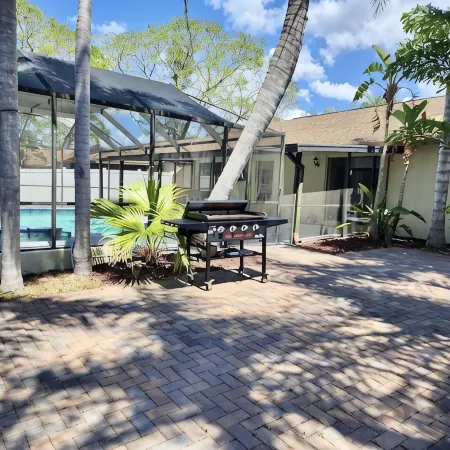 Beautiful 3BR Pool home / Billiards / Spa / Close to airport