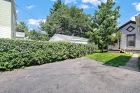 Adorable West Side Cottage with Onsite Laundry, Free Parking - 2 estrellas