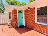 ✶ Cozy 2 Bedroom 1 Bath Entire House ✶ - Bungalows