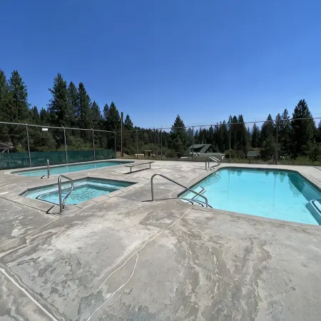 Cutthroat Cabin: Large cabin with creek, 5 min. to Terrace Lakes for golf
