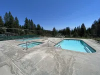 Cutthroat Cabin: Large cabin with creek, 5 min. to Terrace Lakes for golf - Feriehus
