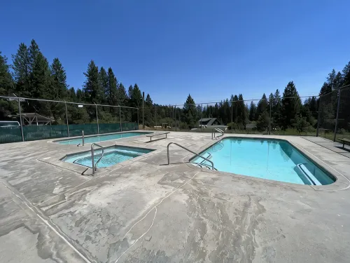 Cutthroat Cabin: Large cabin with creek, 5 min. to Terrace Lakes for golf - Feriehus