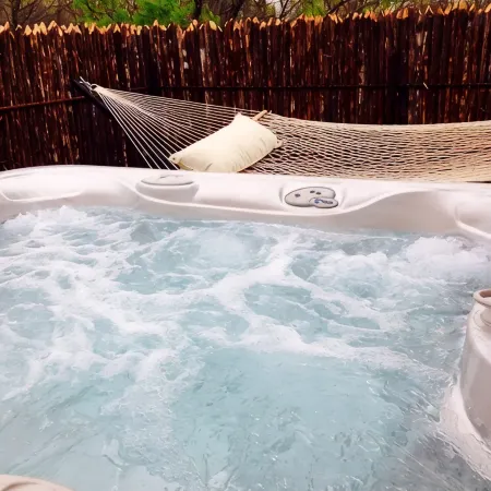 Romantic Luxury Log Cabin- Guest House *Wine and Hot Tub for 2