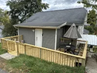 Quite and Peaceful Modern Home Away From Home in the Mountain State!!!! - ห้องครัว