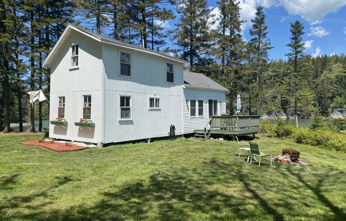 Cove Cottage: Quietly Nestled Between The Pines Of Tranquil Seavey Cove