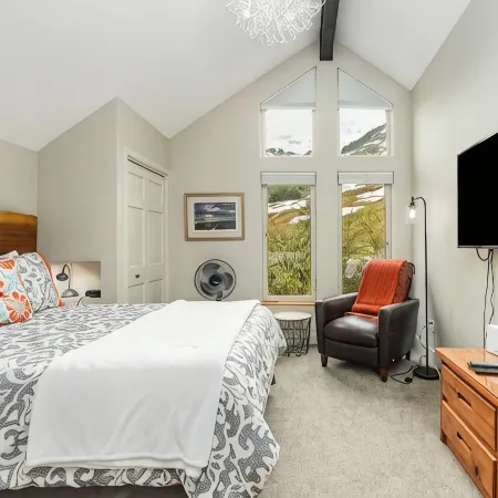 Three-Floor Slopeside Condo w Direct Mountain Views