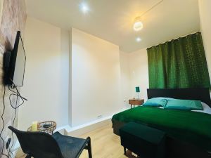 London Luxury Apartment with Private Jacuzzi Hot Tub & Sauna