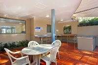 Travellers Motor Village Hotels in Mayfield West