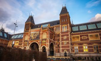 Amsterdam Canal Hotel