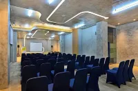 Yello Hotel Jemursari فنادق في Tenggilis Mejoyo