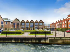 Modern 1 Bedroom Flat with Free Parking