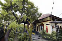 Ndalem Maharani Guest House - parking