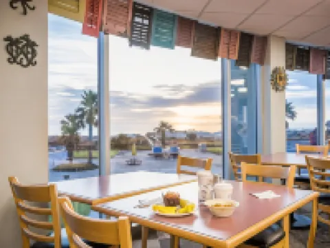 Days Inn & Suites by Wyndham Jekyll Island Hotels in Glynn County