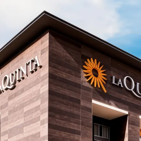 Spring Place Inn & Suites Отели рядом с достопримечательностью «Галерея Вулфчейс»