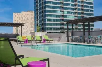 Tru by Hilton Phoenix Midtown - Yüzme Havuzu