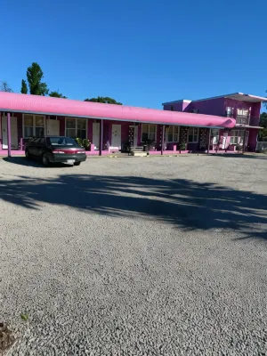 Paddle Steamer Motel - parking