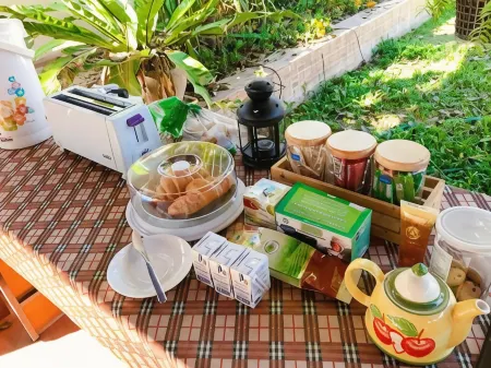 PunYin Hotel Отели рядом с достопримечательностью «Wat Phra That Si Chom Thong Worawihan»