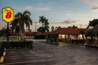 Super 8 by Wyndham, Florida City/Homestead/Everglades - parking