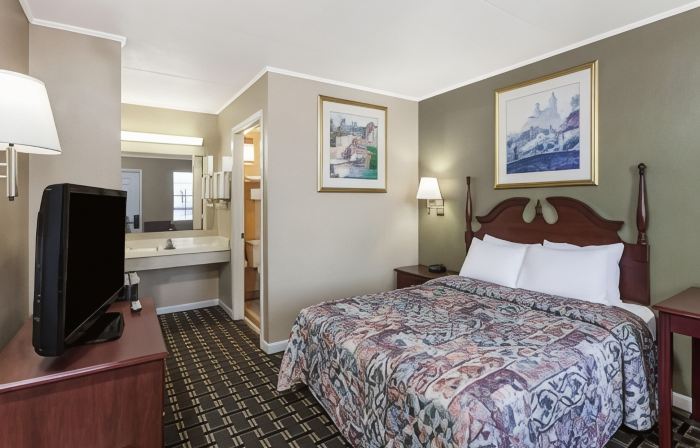 Days Inn by Wyndham Lenoir City