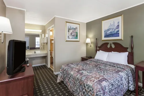 Days Inn by Wyndham Lenoir City - 2-Star