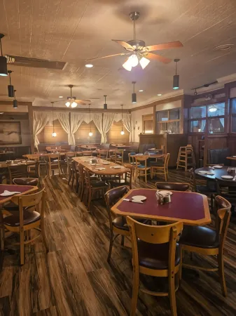 Days Inn & Suites by Wyndham Marshall