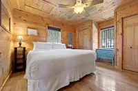 Charming Cabin with Hot Tub and Mountain Views - Delightful Retreat