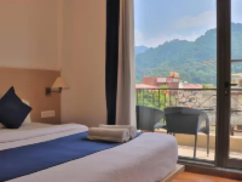 The Blue Jay Hostel - Dorms & Room's Hotels in Rishikesh