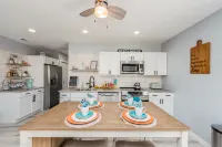 Close to Arts District and Local Dining - Bright Inviting Haven Hotels in Michigan City