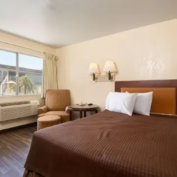 Rodeway Inn Kissimmee Maingate West - Free Theme Park Shuttle Отели рядом с достопримечательностью «Селебрейшн»