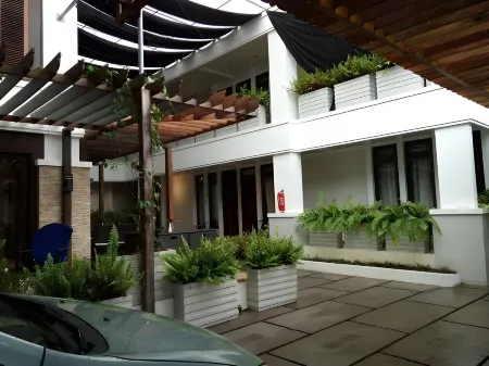 Millinov Boutique Hotel Отели в г. Горонтало