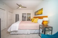 Color Pop by the Pool! Hotel in zona Oasis Texas balcony view