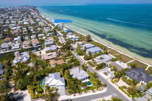 Private Resort-Style Pool, Golf Cart, and Putting Green - Stunning Oasis Hotels in Anna Maria