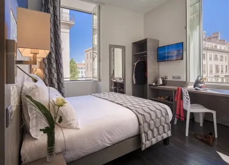 Hôtel Carré Vieux Port Отели рядом с достопримечательностью «Randonnées théâtrales Marcel Pagnol Cie Dans la cour des Grands»