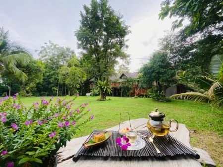 SAK-KA-YA Отели рядом с достопримечательностью «Mae Sot Tourism Centre»