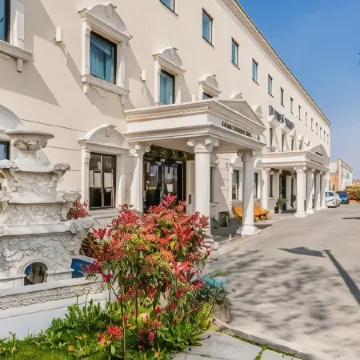 Grand Sapphire Hotel & Banqueting