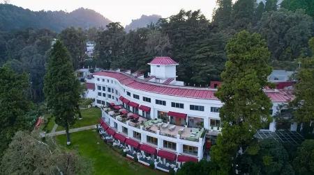 Namah Nainital, A Member of Radisson Individuals Отели рядом с достопримечательностью «Найнитал көлү»