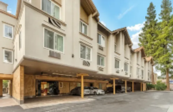 Best Western Plus Airport Plaza Hoteles cerca de Mansión Winchester