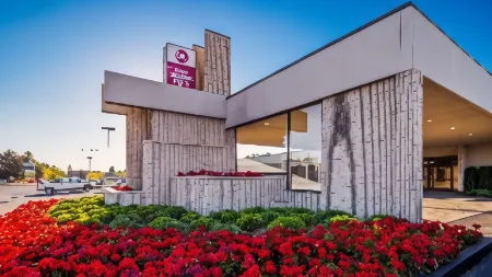 Best Western Plus University Inn Отели рядом с достопримечательностью «Парк Лиллиан Вудворт Отнесс»