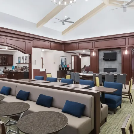 Homewood Suites by Hilton Holyoke-Springfield/North Отели в г. Истхэмптон