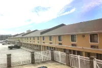 Super 8 by Wyndham Fort Scott Hotels in Fort Scott