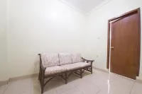 RedDoorz Near Nusa Cendana University - Homestays