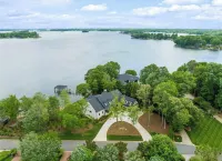 Exquisite New build on LN with over 295 ft of water frontage on a private street Các khách sạn ở Westport