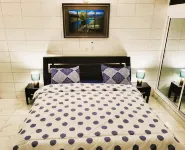 Chic, moderately furnished apartment close to shops.  호텔