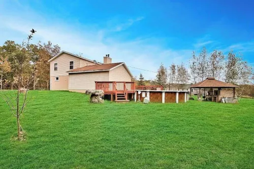 Lake Ariel Winter Getaway: King Bed, Fireplace, Wood Burning Sauna, Skiing Views